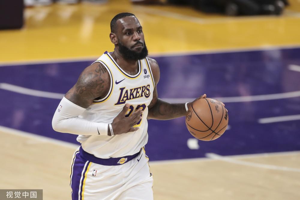 她背后更有 她背后更有